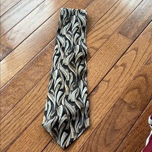 Elegant Black and Gold Patterned Tie